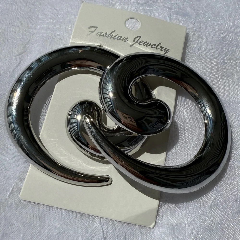 Vintage Silver Spiral Stud Earrings – Bold Retro Statement - Picture 7 of 8